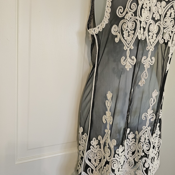 Elegant Black and White Sleeveless Dress - Picture 3 of 4